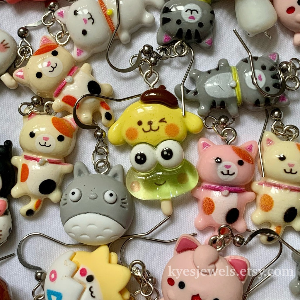 Many charms lying flat, close together